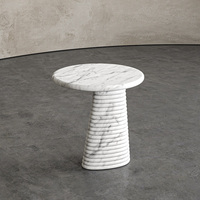 Table d'appoint en marbre massif à silhouette libre, idéale pour les espaces de détente résidentiels haut de gamme