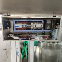 Machine de remplissage et d'embouteillage électronique quantitative de haute précision à 24 têtes pour la vodka, le whisky, le brandy, l'alcool, les liqueurs, les spiritueux