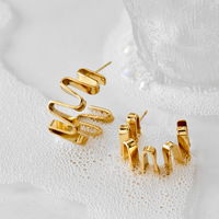 Boucles d'oreilles ondulées asymétriques sculpturales Gaovo pour femmes, bijoux tendance en acier inoxydable de qualité supérieure, style artistique et métallique