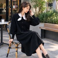 Robe pull midi en tricot noir pour femme avec col Peter Pan, manches longues, boutons sur le devant, style décontracté, tenue d'automne
