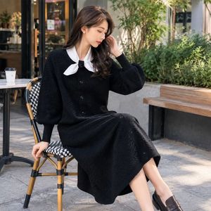 Robe pull midi en tricot noir pour femme avec col Peter Pan, manches longues, boutons sur le devant, style décontracté, tenue d'automne - Product Image 2