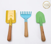 Ensemble d'outils de jardinage miniatures pour enfants, 3 pièces, petite pelle et râteau en métal avec manche en bois, jouets de plage pour enfants pour la recherche de coquillages et de crabes