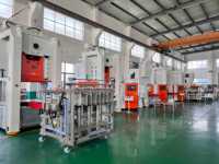Machine automatique de fabrication de barquettes en aluminium à 4 compartiments avec porte de sécurité en C LK-T63