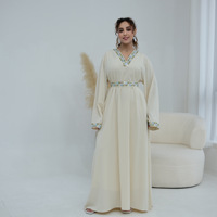 Nouvelle Robe Élégante Col V 2026 avec Broderies Florales, Robes pour Femmes avec Ceinture, Abaya d'Été pour Femmes Musulmanes