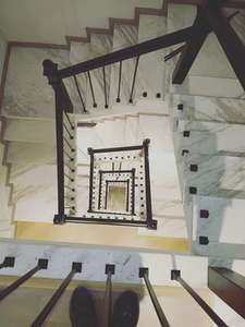 Rampe d'escalier en bois de chêne rose de style américain antique pour hall d'<span class=keywords><strong>hôtel</strong></span>, escalier incurvé sculpté en bois, marches d'escalier en acajou pour villa - Product Image 5