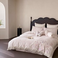 Set Sprei Bordir Kupu-kupu Bunga Elegan 4 Pcs Warna Pink, Set Sarung Selimut Sutra Lembut, Sprei dan Sarung Bantal untuk Kamar Tidur Utama