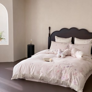 Elegante Set di Biancheria da Letto con Ricamo Floreale e Farfalle, 4 Pezzi, Copripiumino Rosa Setoso, Lenzuola Morbide e Federe per Camera da Letto Principale - Product Image 4