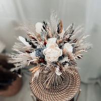 Buket Pengantin Bunga Kering Terawetkan dengan Mawar Merah dan Eucalyptus Ukuran Sedang untuk Dekorasi Natal dan Pernikahan