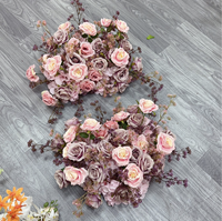 Centre de table de mariage : Grand vase trompette blanc avec roses rouges et lavande pour banquet