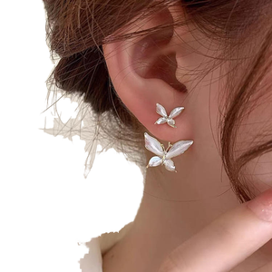 ต่างหูแฟชั่นผู้หญิงสไตล์เรโทรหรูหราประดับดอกไม้เคลือบโลหะรูปโคลเวอร์ ประดับเพชรชุบทองคำ ดีไซน์เฉพาะตัวจาก QX Wholesale - Product Image 1