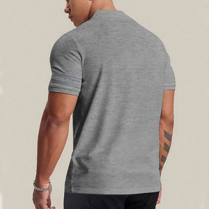 เสื้อโปโลผู้ชายทรงสลิมฟิตคอเฮนรี่แฟชั่นติดกระดุมสีพื้นเสื้อกีฬาลำลองขนาดใหญ่มีลายทางบนข้อมือเสื้อ - Product Image 3