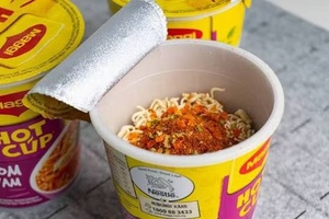 Nouilles Ramen Instantanées en Bol en Carton, <span class=keywords><strong>Saveur</strong></span> Soupe, Sauce Végétale et Huile Aromatisante à l'Ail, Prêtes à Cuire au Micro-ondes ou à l'Eau Chaude, Préparation Facile des Repas - Product Image 2