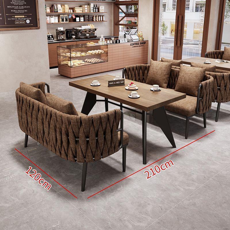 Un conjunto de 22 grupos de cuatro personas.