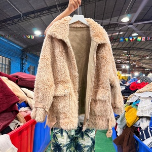 Venta al por mayor <span class=keywords><strong>de</strong></span> <span class=keywords><strong>ropa</strong></span> usada Ukay Ukay: Abrigo <span class=keywords><strong>de</strong></span> invierno <span class=keywords><strong>de</strong></span> felpa con cuello grande <span class=keywords><strong>y</strong></span> bolsillos <span class=keywords><strong>de</strong></span> flores 3D, estilo Teddy, para mujer - Product Image 4