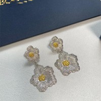 S925 Silber Damen Trendige Asymmetrische Blumen-Ohrstecker Gold Silber Zweifarbig 3D Geprägt Vintage Exquisit für Hochzeit & Party