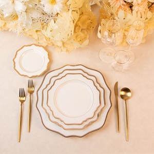 Piatto da portata in porcellana Bone China con bordo in oro, a forma floreale, per matrimoni ed eventi, piatto da dessert, all'ingrosso - Product Image 2