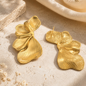 Pendientes florales delicados antideslustre de acero inoxidable con baño de oro de 18K para mujer - Product Image 3