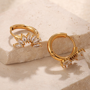 Pendientes Huggie de Oro con Aro y Circonita Blanca en Forma de Flor, Engaste de Garra, Joyería de Fiesta, Pendientes de Moda para Mujer EH865 - Product Image 3