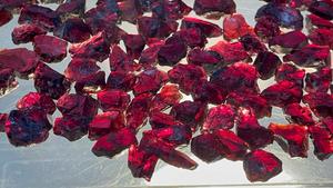 หินหยาบโกเมนสีแดงเกรดเหลี่ยมคุณภาพสูง - Product Image 2