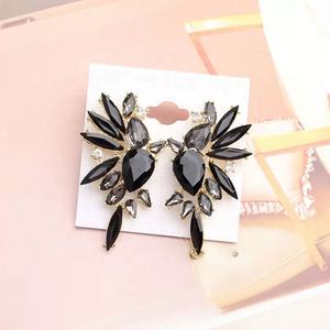 Boucles d'oreilles pendantes de mode européenne et américaine avec formes géométriques symétriques, tendance naturelle pour les fêtes - Product Image 3