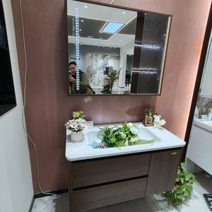 Armoire de salle de bain murale marron avec rangement et miroir, lavabo à bords arrondis et corps d'armoire arrondi - Product Image 2