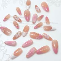 Kuku Palsu 3D Ukiran Gaya Prancis Warna Pink Terlaris Lintas Negara, Desain Bunga Berhias Manik-manik Emas Bentuk Almond