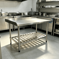 Groothandel op maat gemaakte roestvrijstalen werktafel met verhoogde rand en gelamelleerde onderste plank voor restaurantkeuken