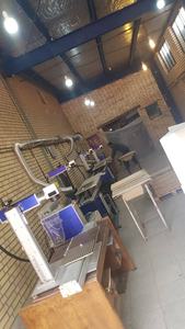 เครื่องแกะสลักไฟเบอร์เลเซอร์<span class=keywords><strong>พื้นที่</strong></span>ทำงานขนาดใหญ่ สำหรับกระเบื้องพรมเซรามิกคริสตัลสีทองขัดเงา เครื่องทำเครื่องหมายกระเบื้องพรมเซรามิกด้วยไฟเบอร์เลเซอร์ - Product Image 2