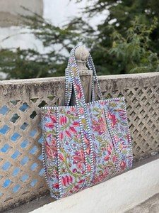Bolso tote acolchado de algodón con estampado floral, hecho a mano, para viajes, compras, bolso de hombro para mujer - Product Image 2