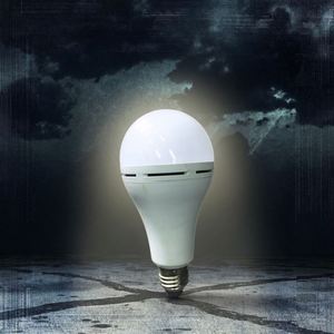 Ampoule LED d'urgence rechargeable 6000K/15W à piles E27 pour pannes de courant et situations d'urgence - Product Image 3
