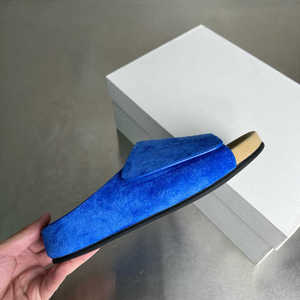 Pantoufles plates en fourrure véritable grande taille 45 Chaussures de créateur pour femmes Pantoufles plates en fourrure de crin pelucheuse anti-glissante avec logo original - Product Image 4