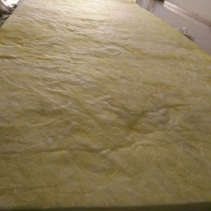 Rouleau isolant en <span class=keywords><strong>laine</strong></span> <span class=keywords><strong>de</strong></span> <span class=keywords><strong>verre</strong></span> <span class=keywords><strong>de</strong></span> conception moderne <span class=keywords><strong>de</strong></span> 50mm d'<span class=keywords><strong>épaisseur</strong></span> avec feuille d'aluminium perforée <span class=keywords><strong>de</strong></span> 20m <span class=keywords><strong>de</strong></span> longueur pour application en entrepôt - Product Image 2