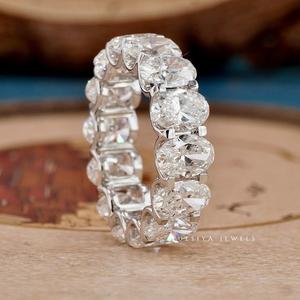 Anillo de Diamantes de Joyería Fina de Lujo con un Diamante Central Redondo Brillante y Delicados Detalles en Pavé para un Romance Eterno - Product Image 2