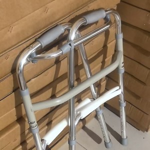 Andador de aluminio para uso doméstico, empujable, ajustable, ligero, estable, seguro, ayuda para caminar de cuatro patas para rehabilitación. - Product Image 1