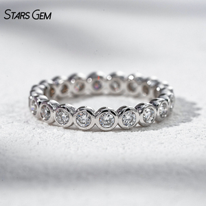 Anillo de eternidad con diamantes cultivados en laboratorio de corte brillante redondo de 2.3 mm, engastados en bisel, de oro sólido de 14 quilates, certificado por Starsgem IGI. - Product Image 4