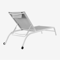 Silla Reclinable Ajustable para Exteriores con Reposacabezas y Ruedas Delanteras, Estructura Metálica, para Patio, Piscina y Jardín