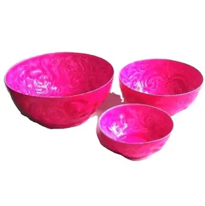 带有粉红色彩色花卉图案的压制铝碗，用于家庭和装饰的金属餐具碗