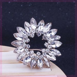 ODM et OEM broche en cristal femmes élégant Vintage strass épinglette Blazer robe de mariée décoration concepteur broches - Product Image 3