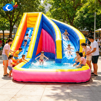 Toboggan aquatique gonflable commercial avec piscine pour fête de jardin, événement estival en plein air