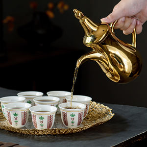 طقم دلة قهوة عربية وشاي تركي من السيراميك قابلة للحمل مع <span class=keywords><strong>6</strong></span> فناجين، مطلية بالكهرباء بتصميم قطرة باللونين الذهبي والفضي، مع حقيبة سفر - Product Image 4