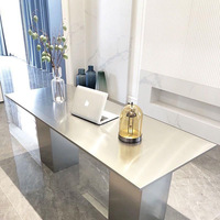 Comptoir central en acier inoxydable au design moderne et minimaliste personnalisé pour boutique de vêtements