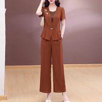 Ensemble deux pièces pour femme, collection été 2026 : Haut peplum à col en V et pantalon large – Idéal pour le bureau et les trajets quotidiens, design tendance.