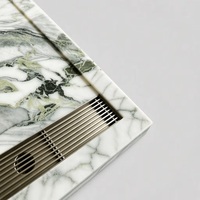 Receveur de douche en marbre vert naturel avec drain linéaire invisible en acier inoxydable pour salle de bain d'hôtel