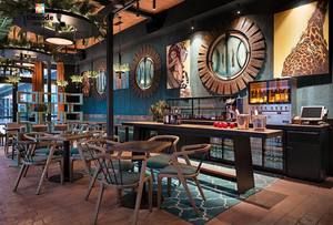 Mostrador de bar y pub de madera de alta gama | Muebles de exhibición de cócteles personalizados | Servicio completo de construcción y diseño llave en mano - Product Image 5