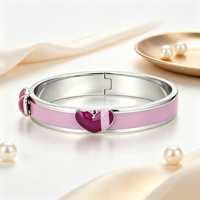 Bracelet en métal émaillé en acier inoxydable avec fermoir articulé en forme de cœur, moderne, pour femme, usage quotidien, hypoallergénique, résistant à la décoloration, couleur personnalisable