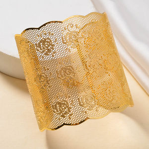 Brazalete Étnico Personalizado con Flores, Chapado en Oro de 18k, Diseño Hueco para Mujer - Product Image 4