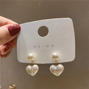 Orecchini a perno minimalisti a forma di cuore con perle finte da donna, eleganti e versatili, gioielli alla moda per le orecchie - Product Image 4