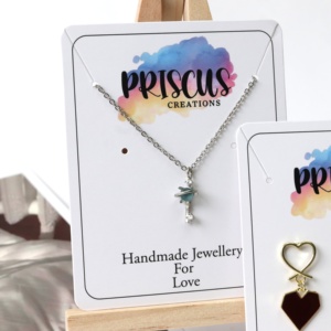 Support de carte personnalisé en papier blanc avec logo doré pour collier, présentoir à bijoux avec pochette - Product Image 3