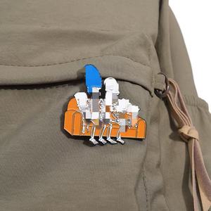 En gros, épingles en métal à l'effigie de personnages de dessins animés, épingles de revers amusantes, broches anime, épingles en émail souple, avec motif de personnage familial américain sur le canapé, pour sacs et vêtements - Product Image 3