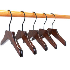 Современная Вешалка из массива дерева с металлическим крючком, широкая Наплечная вешалка для домашних животных, бесследная мини-вешалка для одежды для маленьких кошек и собак, вешалка для рубашки - Product Image 3